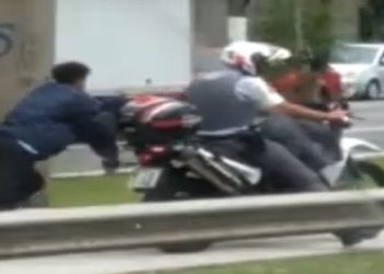 Vídeo mostra homem algemado em moto de PM