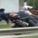 Vídeo mostra homem algemado em moto de PM