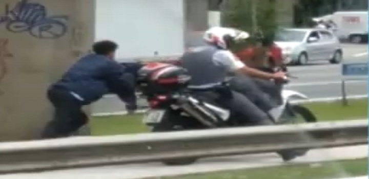 Vídeo mostra homem algemado em moto de PM