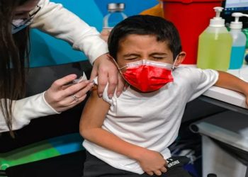 O governo federal já recebeu as doses para a vacinação contra o coronavírus em crianças de cinco a 11 anos. As vacinas do imunizante da Pfizer, aprovado pela Agência Nacional de Vigilância Sanitária para uso nas crianças, chegou ao país na madrugada de 13 de janeiro.