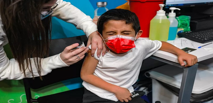O governo federal já recebeu as doses para a vacinação contra o coronavírus em crianças de cinco a 11 anos. As vacinas do imunizante da Pfizer, aprovado pela Agência Nacional de Vigilância Sanitária para uso nas crianças, chegou ao país na madrugada de 13 de janeiro.