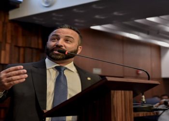 Deputado Charlles Batista desafia Mano Brown a exigir exame toxicológico para assistir show