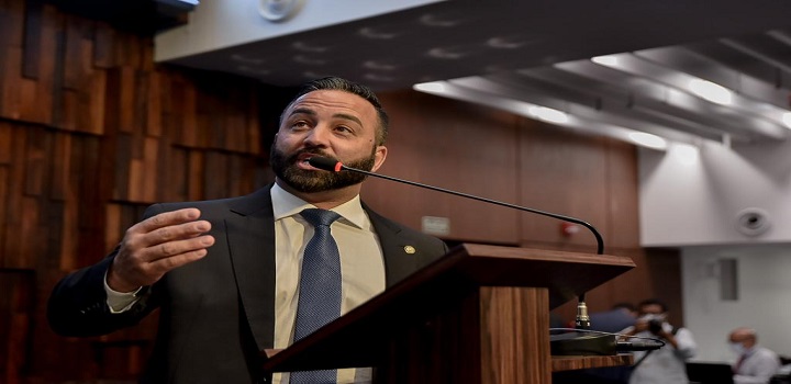 Deputado Charlles Batista desafia Mano Brown a exigir exame toxicológico para assistir show