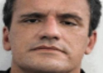 Emanoel Sérgio Simões da Silva, de 43 anos, é acusado de ter matado com machadadas na cabeça e uma facada no pescoço a vítima Bruno Monteiro