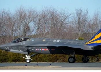 avião F35-C, avaliado em US$ 100 milhões, caiu no Mar da China Meridional após o que a Marinha descreve como um "acidente" ao decolar do porta-aviões USS Carl Vinson