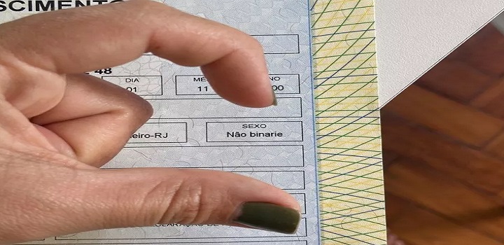 Passaram a ser incluídas em certidões de nascimento a definição de gênero "não binarie". Isso foi possível graças a decisões judiciais, que beneficiaram 47 pessoas com a nova identificação.