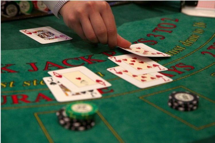 Blackjack: 3 coisas que você precisa saber sobre esse jogo de cartas
