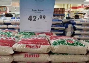 Depois de disparada nos preços, vendas de arroz estacionam e sobra estoque Preço do produto caiu 16% nos supermercados em 2021, mas ainda segue 46% acima do nível pré-pandemia