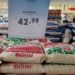 Depois de disparada nos preços, vendas de arroz estacionam e sobra estoque Preço do produto caiu 16% nos supermercados em 2021, mas ainda segue 46% acima do nível pré-pandemia