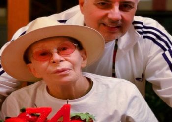 O músico Roberto de Carvalho, 69, homenageou a cantora Rita Lee, 74, pelo seu aniversário no dia 31 de dezembro. Ele compartilhou nas redes sociais uma foto antiga do casal e outra atual da cantora, que faz tratamento contra um câncer no pulmão.