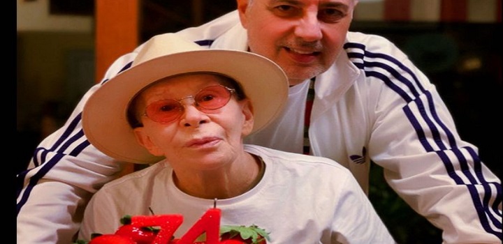 O músico Roberto de Carvalho, 69, homenageou a cantora Rita Lee, 74, pelo seu aniversário no dia 31 de dezembro. Ele compartilhou nas redes sociais uma foto antiga do casal e outra atual da cantora, que faz tratamento contra um câncer no pulmão.