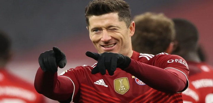 O polonês Robert Lewandowski foi eleito o melhor jogador de futebol do mundo pela Fifa nesta segunda-feira (17)