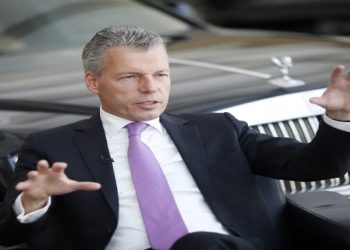 A perspectiva, e o medo, de morrer inesperadamente de COVID-19 pode fazer as pessoas pensarem "maravilhosamente" na chance de fazer alguma loucura, como a compra de um carro caro. Isso, é claro, de acordo com o executivo-chefe da Rolls-Royce,