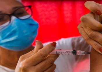 COVID-19: aplicação de 1ª, 2ª e dose de reforço prossegue nesta semana em Campos