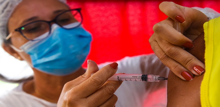 COVID-19: aplicação de 1ª, 2ª e dose de reforço prossegue nesta semana em Campos