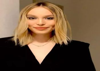 atriz francesa Andréa Furet , de 19 anos que, como sua personagem, também enfrentou a transição de gênero na vida real.