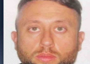 Anselmo, que era conhecido como “Magrelo”, foi alvo de vários disparos e faleceu no local. Seu braço direito e motorista, Antônio Corona Neto também morreu na hora