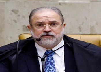 Após atos publicados pelo procurador-geral da República Augusto Aras em novembro e dezembro, 18 procuradores do Ministério Público Federal receberam pagamentos adicionais em seus contracheques de dezembro que inflaram seus salários a cifras superiores a R$ 400 mil brutos.