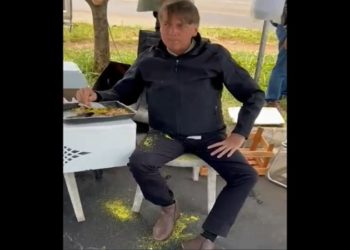 Bolsonaro comendo frango com farofa