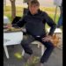 Bolsonaro comendo frango com farofa
