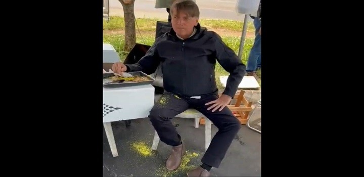 Bolsonaro comendo frango com farofa