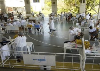 Brasil rompeu nesta quarta-feira (26) uma marca preocupante e atingiu um novo recorde de casos. Pela primeira vez desde o começo da pandemia foram registrados mais de 220 mil novos casos de Covid-19 em 24 horas.