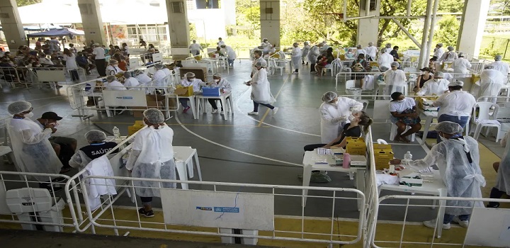 Brasil rompeu nesta quarta-feira (26) uma marca preocupante e atingiu um novo recorde de casos. Pela primeira vez desde o começo da pandemia foram registrados mais de 220 mil novos casos de Covid-19 em 24 horas.