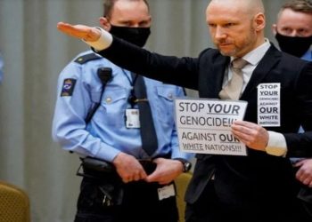 O assassino em massa Anders Behring Breivik fez uma saudação nazista nesta terça-feira ao entrar em um tribunal para uma audiência de condicional que irá decidir se ele deve ser solto após passar mais de uma década atrás das grades.