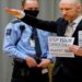 O assassino em massa Anders Behring Breivik fez uma saudação nazista nesta terça-feira ao entrar em um tribunal para uma audiência de condicional que irá decidir se ele deve ser solto após passar mais de uma década atrás das grades.