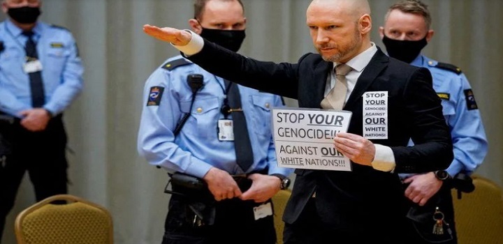 O assassino em massa Anders Behring Breivik fez uma saudação nazista nesta terça-feira ao entrar em um tribunal para uma audiência de condicional que irá decidir se ele deve ser solto após passar mais de uma década atrás das grades.