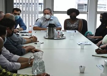 Os prefeitos de São Paulo, Ricardo Nunes (MDB), e do Rio, Eduardo Paes (DEM), anunciaram em conjunto na noite desta sexta-feira (21) que o desfile das escolas de samba das duas cidades, que aconteceria em fevereiro, foi adiado para o feriado prolongado de Tiradentes, que começa em 21 de abril, uma quinta-feira.