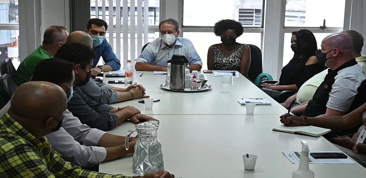 Os prefeitos de São Paulo, Ricardo Nunes (MDB), e do Rio, Eduardo Paes (DEM), anunciaram em conjunto na noite desta sexta-feira (21) que o desfile das escolas de samba das duas cidades, que aconteceria em fevereiro, foi adiado para o feriado prolongado de Tiradentes, que começa em 21 de abril, uma quinta-feira.
