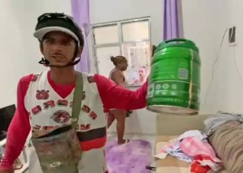 Um casal do Jacarezinho — uma das comunidades do Cidade Integrada e ocupada pela polícia desde quarta-feira (19) — acusa PMs de arrombar o apartamento e de roubar R$ 1 mil, separado para o aluguel. A casa foi revirada neste sábado (