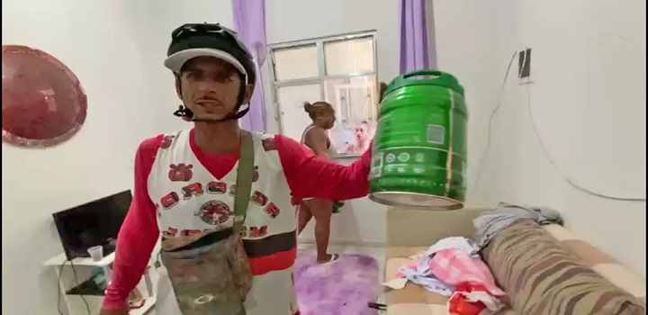 Um casal do Jacarezinho — uma das comunidades do Cidade Integrada e ocupada pela polícia desde quarta-feira (19) — acusa PMs de arrombar o apartamento e de roubar R$ 1 mil, separado para o aluguel. A casa foi revirada neste sábado (