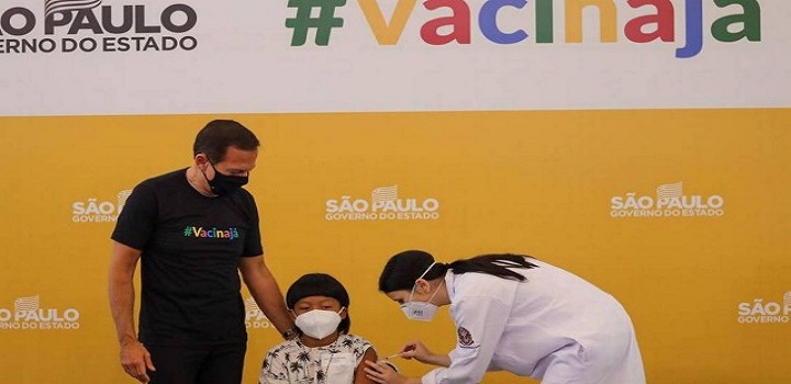 Covid-19: menino indígena, com deficiência motora, é a primeira criança vacinada no Brasil