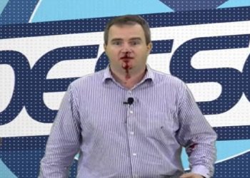 O jornalista Daniel Carniel, apresentador de um programa na Adesso TV, foi agredido com socos e chutes na tarde da última sexta-feira quando chegava para trabalhar na emissora, situada na cidade de Garibaldi, no Rio Grande do Sul.