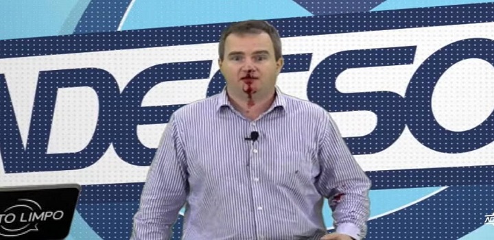 O jornalista Daniel Carniel, apresentador de um programa na Adesso TV, foi agredido com socos e chutes na tarde da última sexta-feira quando chegava para trabalhar na emissora, situada na cidade de Garibaldi, no Rio Grande do Sul.