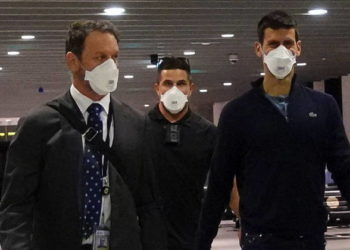 Deportado por não justificar a ausência de vacinação contra a Covid-19, o sérvio Novak Djokovic deixou a Austrália neste domingo (16), com um voo direto de Melbourne para Dubai, nos Emirados Árabes Unidos