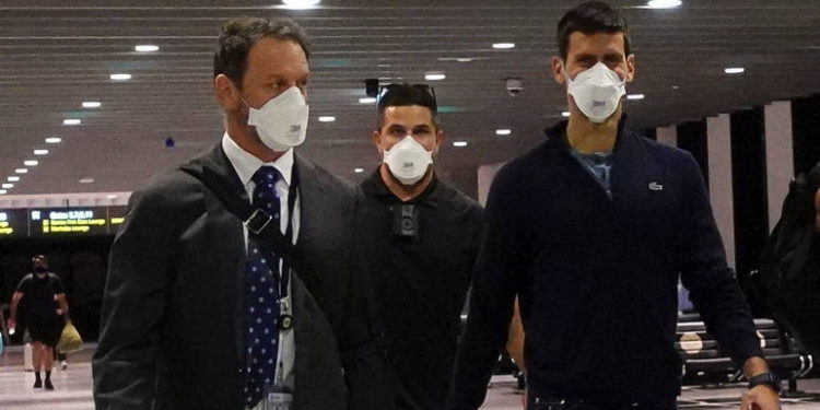 Deportado por não justificar a ausência de vacinação contra a Covid-19, o sérvio Novak Djokovic deixou a Austrália neste domingo (16), com um voo direto de Melbourne para Dubai, nos Emirados Árabes Unidos