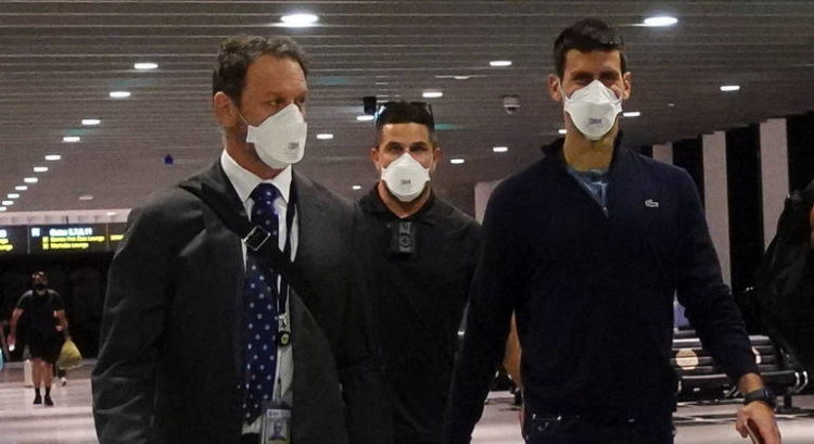 Deportado por não justificar a ausência de vacinação contra a Covid-19, o sérvio Novak Djokovic deixou a Austrália neste domingo (16), com um voo direto de Melbourne para Dubai, nos Emirados Árabes Unidos