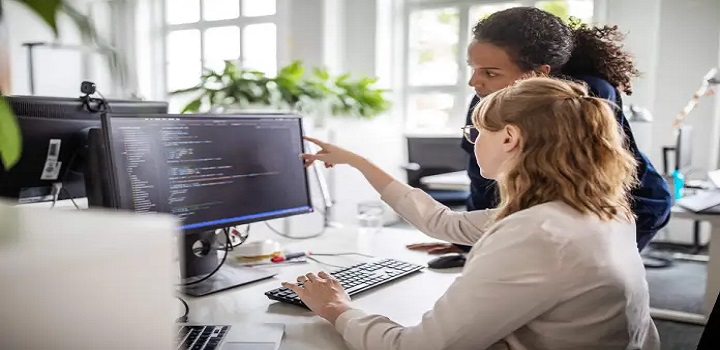 São 200 vagas oferecidas e, ao fim do curso, os estudantes terão acumulado considerável experiência prática no mercado de Tecnologia da Informação (TI) e poderão ser contratados pela consultoria Accenture ou pelo banco Itaú Unibanco.