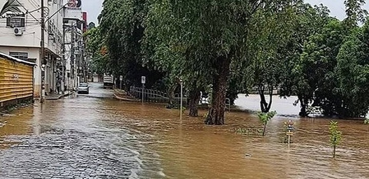 Diante das chuvas intensas registradas ao longo do fim de semana, cidades do Norte e do Noroeste do Rio, como Itaperuna, Natividade, Porciúncula, Bom Jesus do Itabapoana, Itaocara, Italva e Laje do Muriaé, Cambuci e Santo Antônio de Pádua, enfrentam alagamentos pontuais por conta do transbordamento dos rios Muriaé, Carangola, Itabapoana e Pomba.