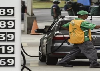 Preço médio do litro da gasolina fica abaixo de R$ 5 pela primeira vez desde fevereiro de 2021