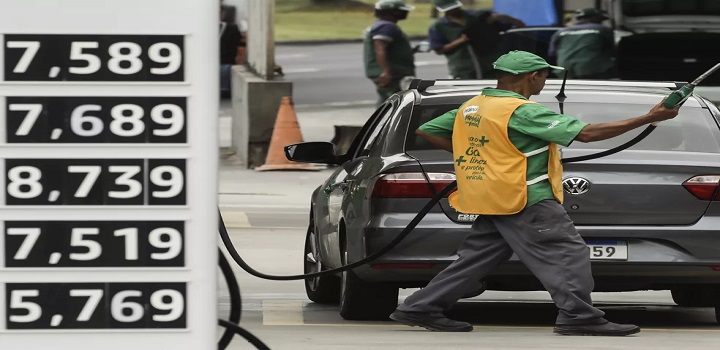 Preço médio do litro da gasolina fica abaixo de R$ 5 pela primeira vez desde fevereiro de 2021