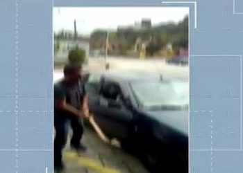 Vídeo mostra homem quebrando o próprio carro com um machado em Blumenau