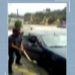 Vídeo mostra homem quebrando o próprio carro com um machado em Blumenau