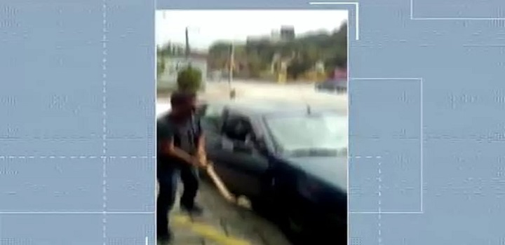 Vídeo mostra homem quebrando o próprio carro com um machado em Blumenau