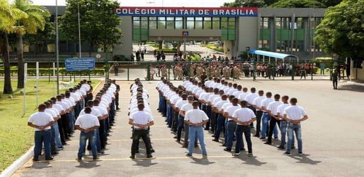 Um sargento do Exército, professor do Colégio Militar de Brasília, foi condenado a quatro anos e oito meses de prisão por assediar sexualmente uma aluna de 13 anos.