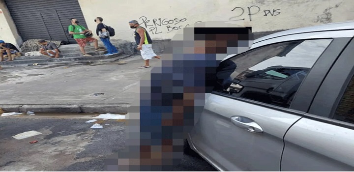 homem morto em pé e encostado em carro