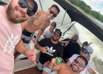 As buscas pela vítima desaparecida do naufrágio de uma lancha em Laguna, no Sul catarinense, foram retomadas neste sábado (15).